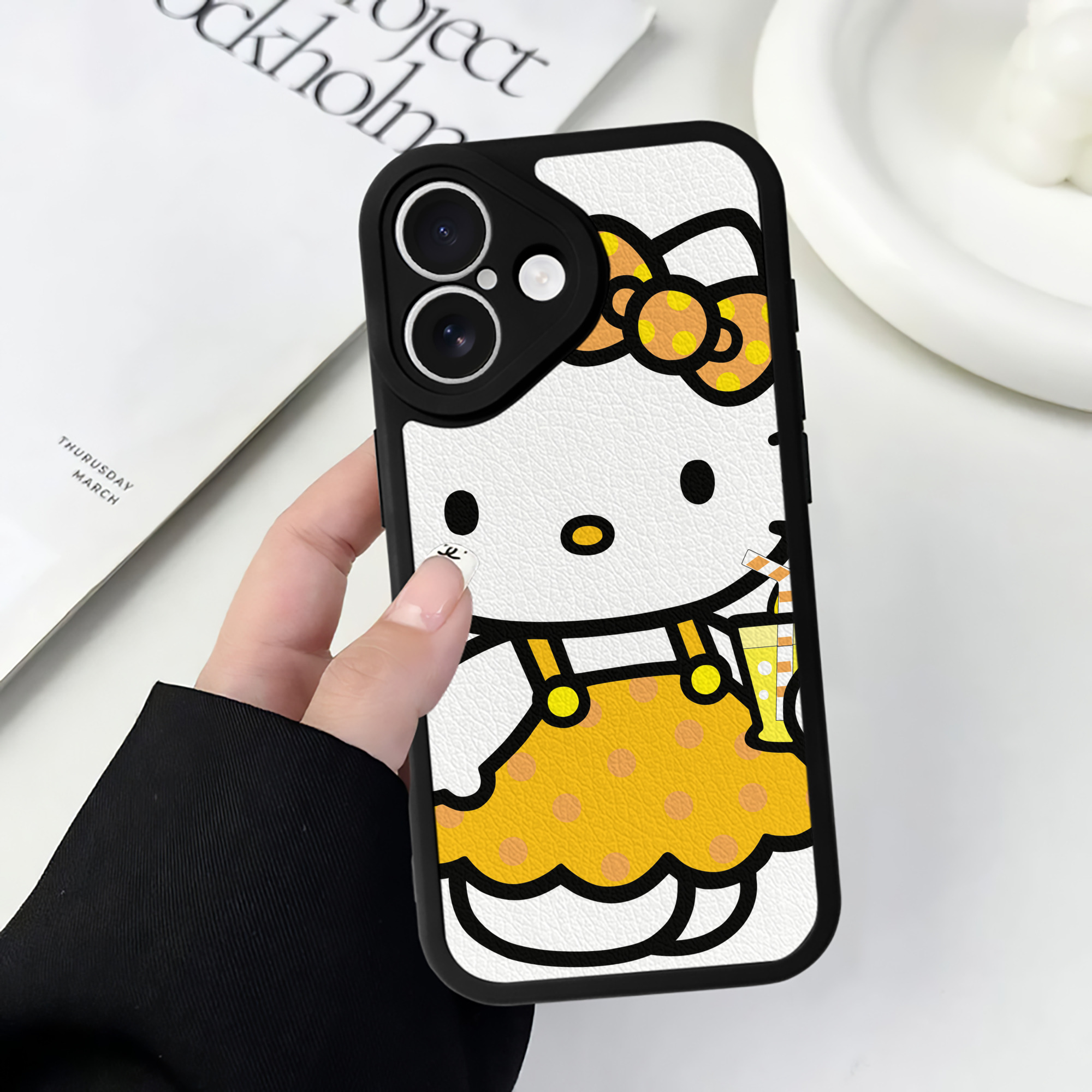 （画像用） Hello Kitty ハローキティ 【iPhone 16シリーズ対応】シリコンスマホケース（レザー調） 材質：シリコン